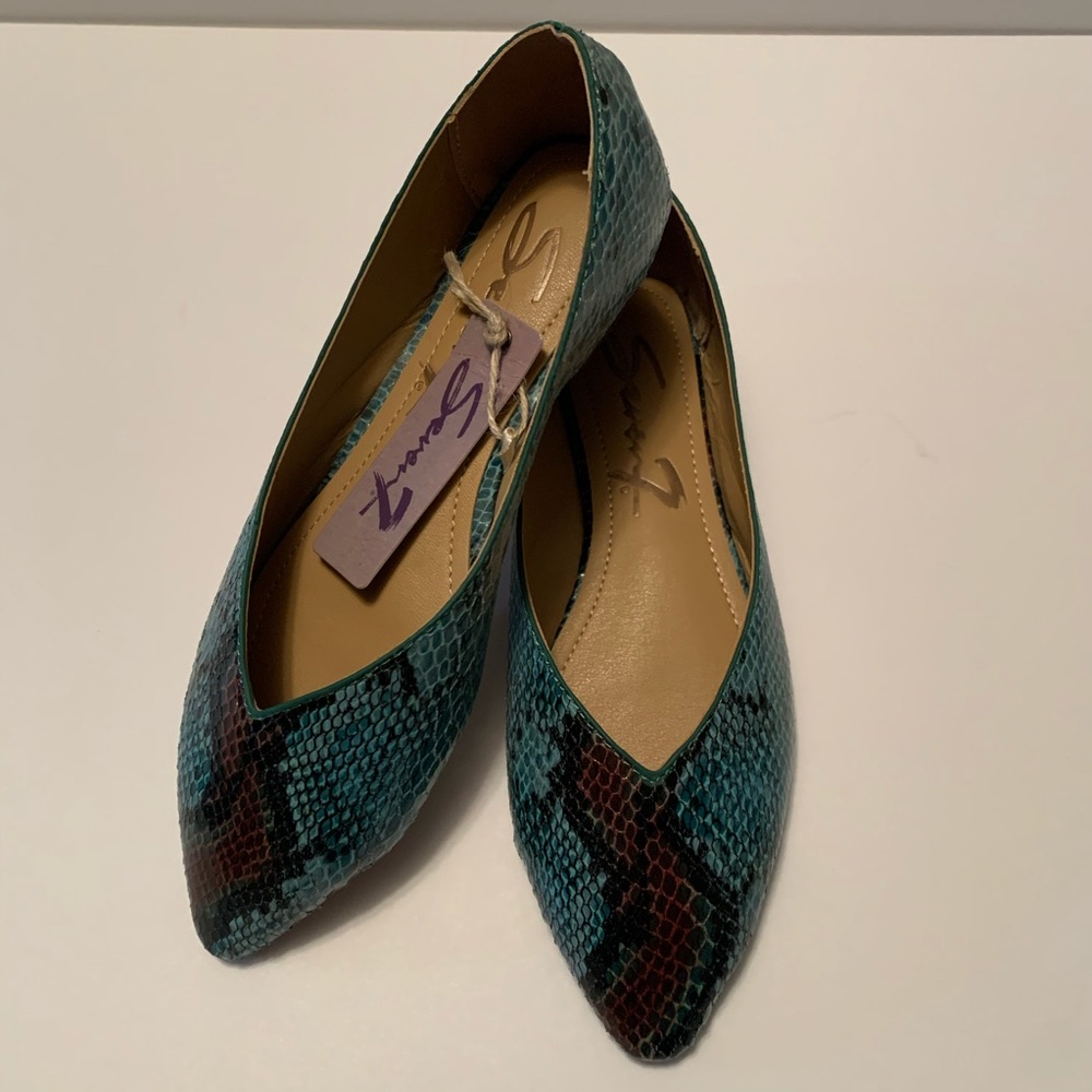 🌸FINAL SALE 🌺Seven7 snake skin blue flats size 7